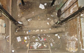 Что делать, если вещь упала в шахту лифта? В ЖКХ белорусам предложили варианты