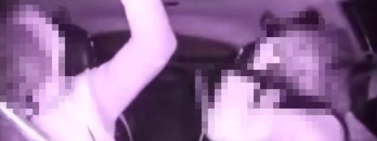 В Полоцке пьяная пассажирка такси приставала к водителю и машина опрокинулась в кювет — Фото