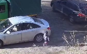 Бесправник переехал 3-летнего малыша в Гомеле – жуткое видео