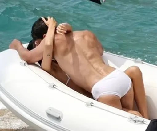 Виттория Черетти и Тео Джеймс обменялись объятиями и поцелуями