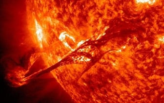 НАСА зафиксировало мощный взрыв на Солнце. Когда белорусам ждать магнитную бурю? — Видео