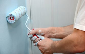 В ЖКХ показали, за что и сколько белорусы обязаны заплатить во время ремонта подъезда — Полезно