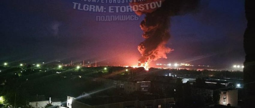 В российском Азове дрон атаковал нефтяной резервуар, начался крупный пожар