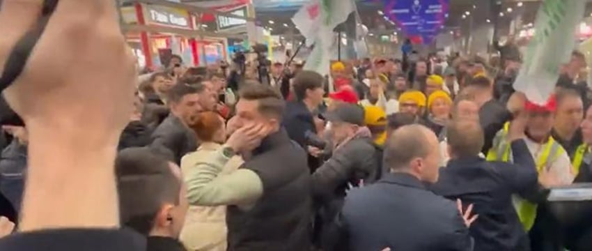 В Париже протестующие фермеры закидали полицейских яйцами