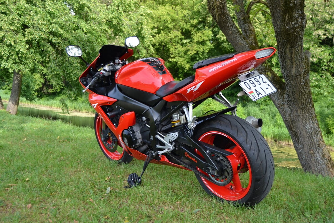 Многодетная мама рассекает на «суперспорте» Yamaha YZF-R1 по Бресту