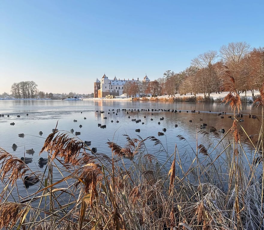 Дорого и с привидениями: ночуем в древнем замке в Беларуси