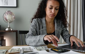 Если мама не работает — она тунеядец? Спросили у могилевского адвоката