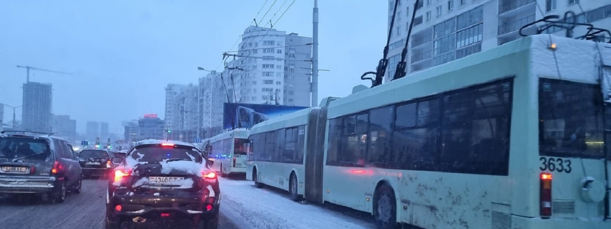 Минск встал в 10-бальных пробках из-за снегопада — Видео
