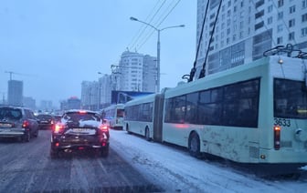 Минск встал в 10-бальных пробках из-за снегопада — Видео