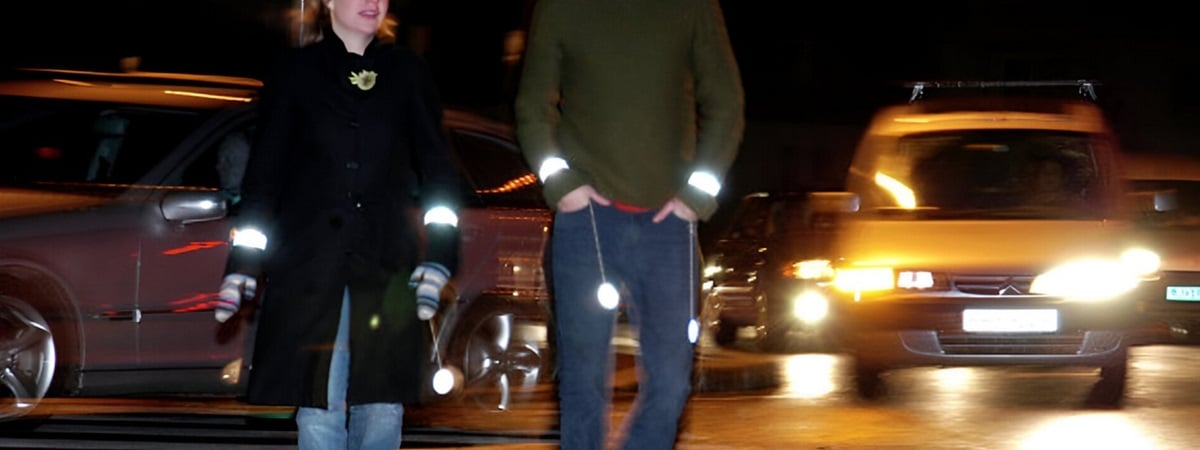 В ГАИ рассказали белорусам, как правильно носить фликеры. Какие 3 цвета назвали «малоэффективными»? — Полезно