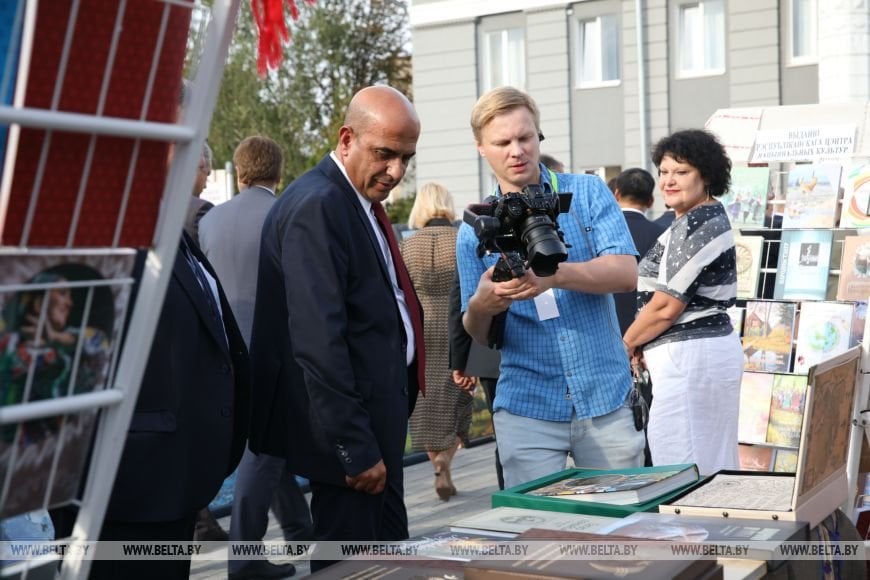 «Парящие книги» и «Дети лесной школы». Новые арт-объекты украсили Ивацевичи