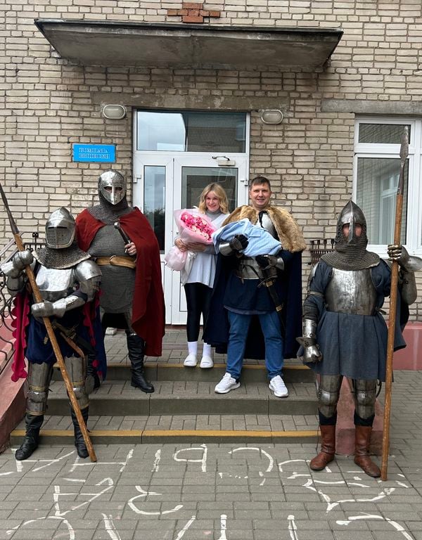 Муж Дианы Павел стилизовал встречу супруги и сына под известный сериал «Игра престолов». Фото: личный архив