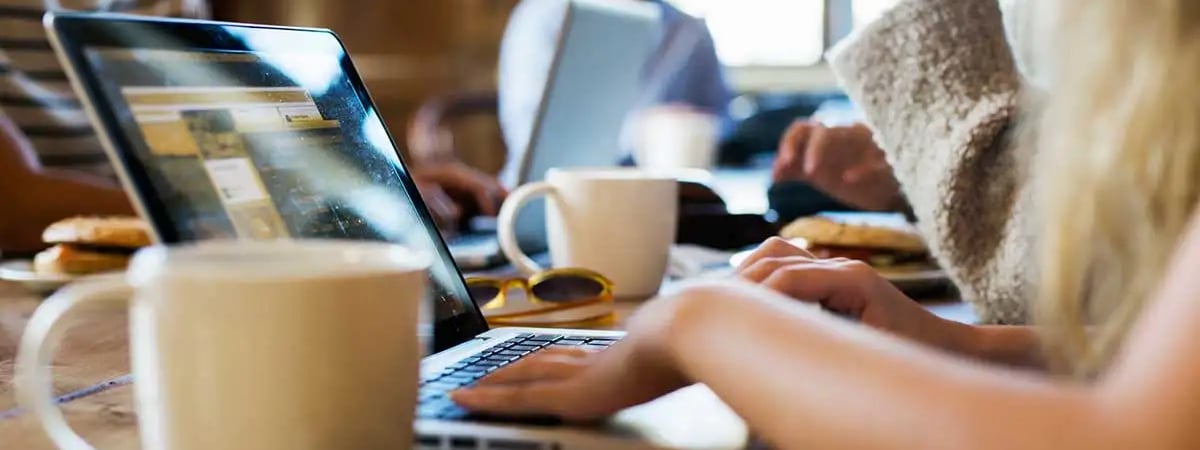 Можно ли белорусам работать в кафе с ноутбуком, если запретили? Юрист объяснил — Полезно