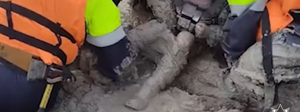 На Гомельщине сотрудники МЧС вытащили из глины застрявшего 8-летнего мальчика — Видео