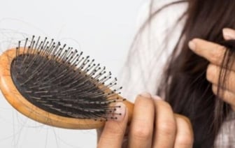 Трихолог рассказала, почему после родов выпадают волосы