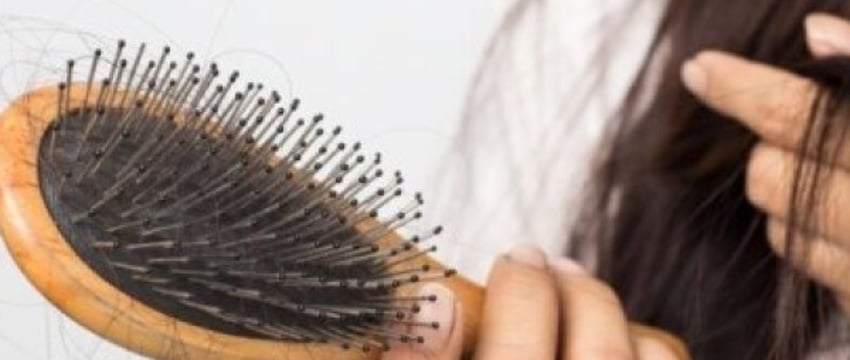 Трихолог рассказала, почему после родов выпадают волосы