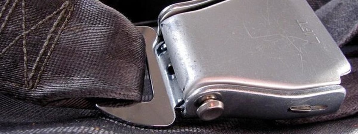 В соцсетях разошелся трюк с ремнем безопасности, чтобы выспаться в самолете