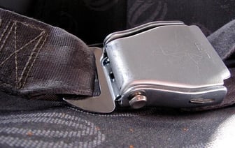 В соцсетях разошелся трюк с ремнем безопасности, чтобы выспаться в самолете