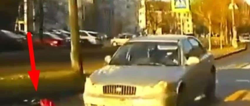 Автомобиль сбил 8-летнюю школьницу — видео не для впечатлительных