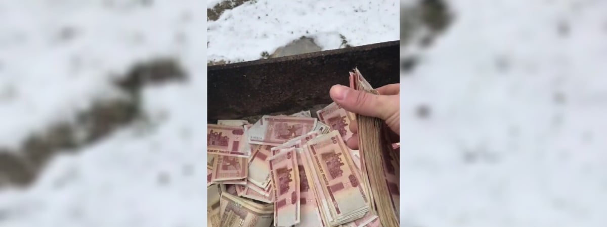 «Когда хочешь шашлыка…» — Тиктокер бросил в мангал старые белорусские купюры. Комментаторы такой розжиг не одобрили — Видео