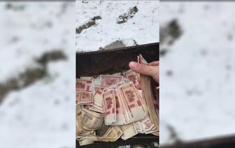 «Когда хочешь шашлыка…» — Тиктокер бросил в мангал старые белорусские купюры. Комментаторы такой розжиг не одобрили — Видео