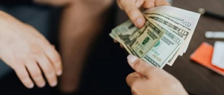 Друг просит, отказать неудобно... Но прежде чем одалживать – прочтите советы нотариуса