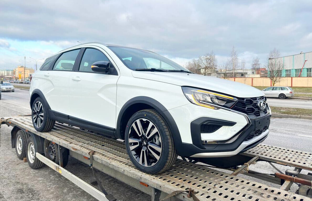 «Ровно год висит в продаже». Сколько хотят выручить белорусы за 5-летние BMW, Peugeot и Lada Vesta