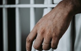 Брестский областной суд приговорил мужчину к 17 годам колонии за жестокое убийство сожительницы
