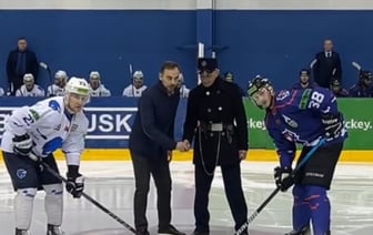 В Бресте фонарщик «зажег» хоккейный матч символическим вбрасыванием