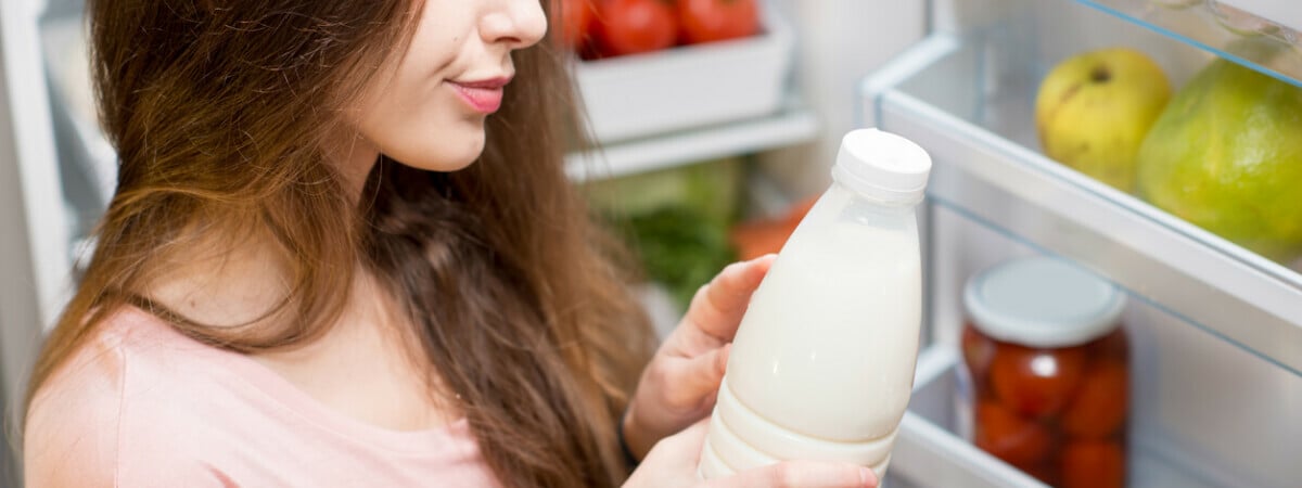 Не храните молоко в этой части холодильника. Так оно скиснет гораздо быстрее — Полезно