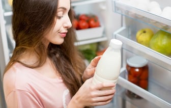 Не храните молоко в этой части холодильника. Так оно скиснет гораздо быстрее — Полезно