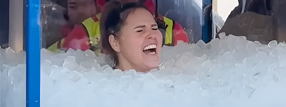 Женщина специально простояла по шее во льду более 3 часов. Зачем? — Видео