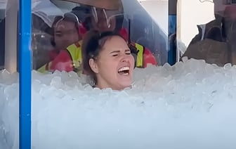 Женщина специально простояла по шее во льду более 3 часов. Зачем? — Видео