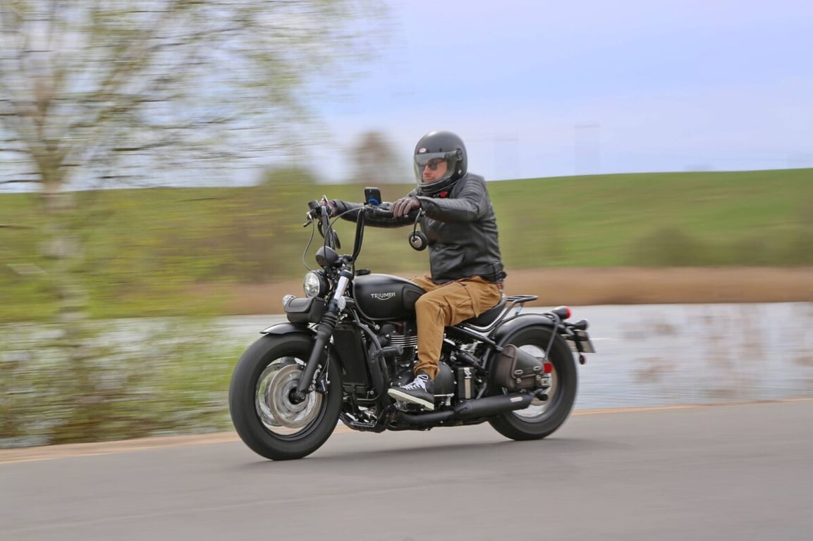 «В замок зажигания впихнули ключ от шкафа». Белорус про Triumph Bonneville Bobber из Америки