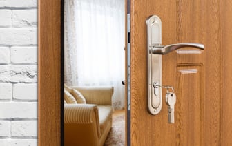 В Гродно женщина не могла попасть в собственную квартиру — пришлось вызывать милицию