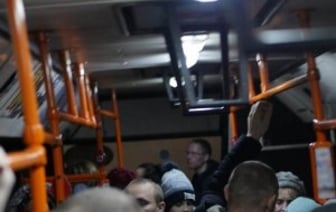 Из-за разбитого окна в автобусе познакомилась с родителями будущего мужа. Добрые новогодние истории от пассажиров и перевозчиков