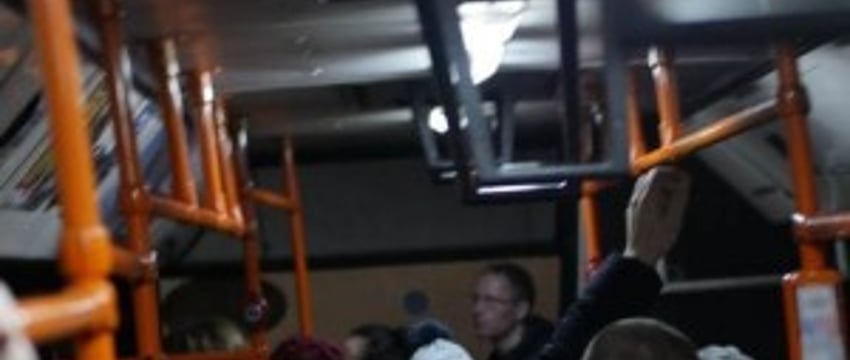 Из-за разбитого окна в автобусе познакомилась с родителями будущего мужа. Добрые новогодние истории от пассажиров и перевозчиков