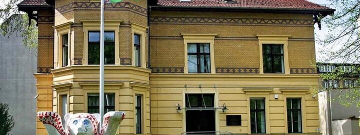 Вам надо взять справку в посольстве, но идти туда вы боитесь? Юрист рассказал, могут ли задержать в дипведомстве