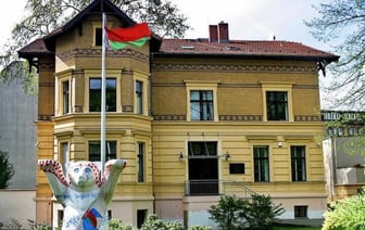 Вам надо взять справку в посольстве, но идти туда вы боитесь? Юрист рассказал, могут ли задержать в дипведомстве