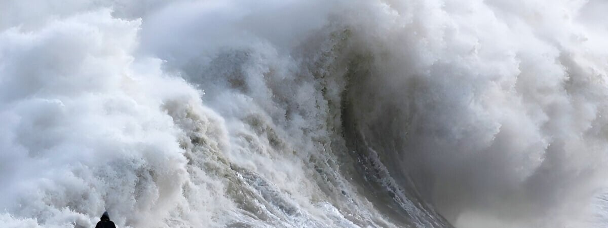 Порывы до 183 км/ч. В Ирландии шторм «Эвион» оставил без света более 700 тысяч людей — Видео