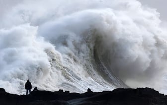 Порывы до 183 км/ч. В Ирландии шторм «Эвион» оставил без света более 700 тысяч людей — Видео