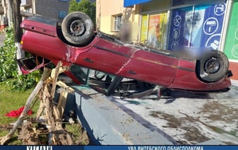 «BMW» едва не влетела в магазин в Витебске. Видео