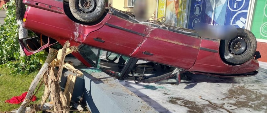 «BMW» едва не влетела в магазин в Витебске. Видео