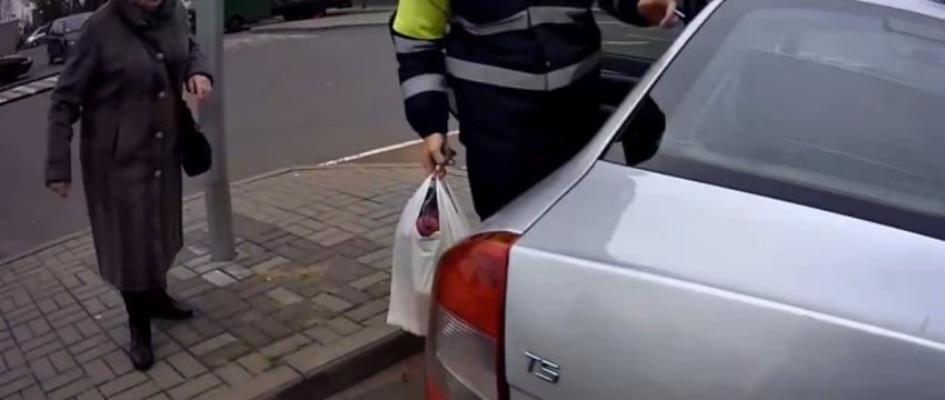 В Бресте сотрудники ГАИ помогли бабушке донести сумки