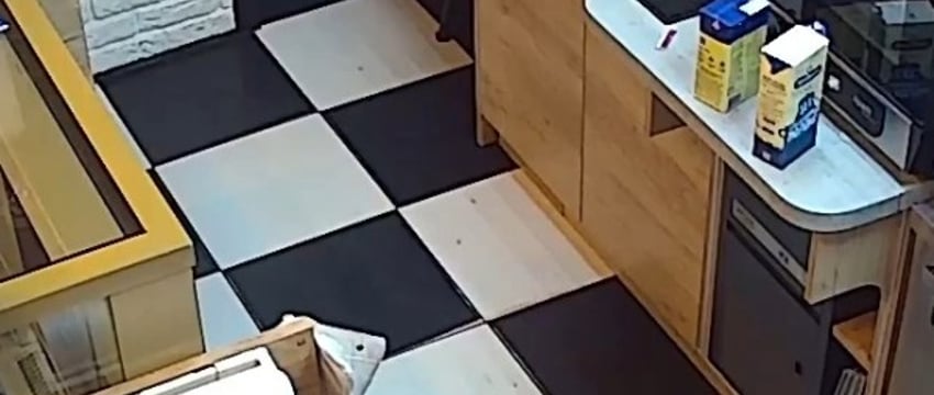 Необычный инцидент в кафе: белорус снял штаны