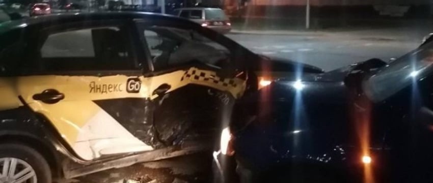 В Бресте пьяный водитель Skoda врезался в автомобиль такси