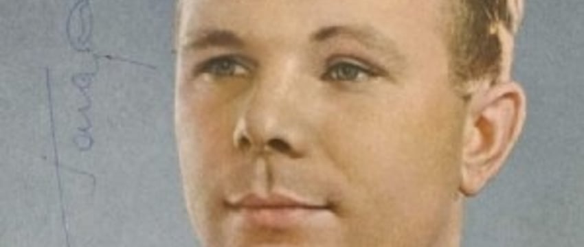 В Барановичах продают открытку с автографом Гагарина. Узнали, сколько стоит