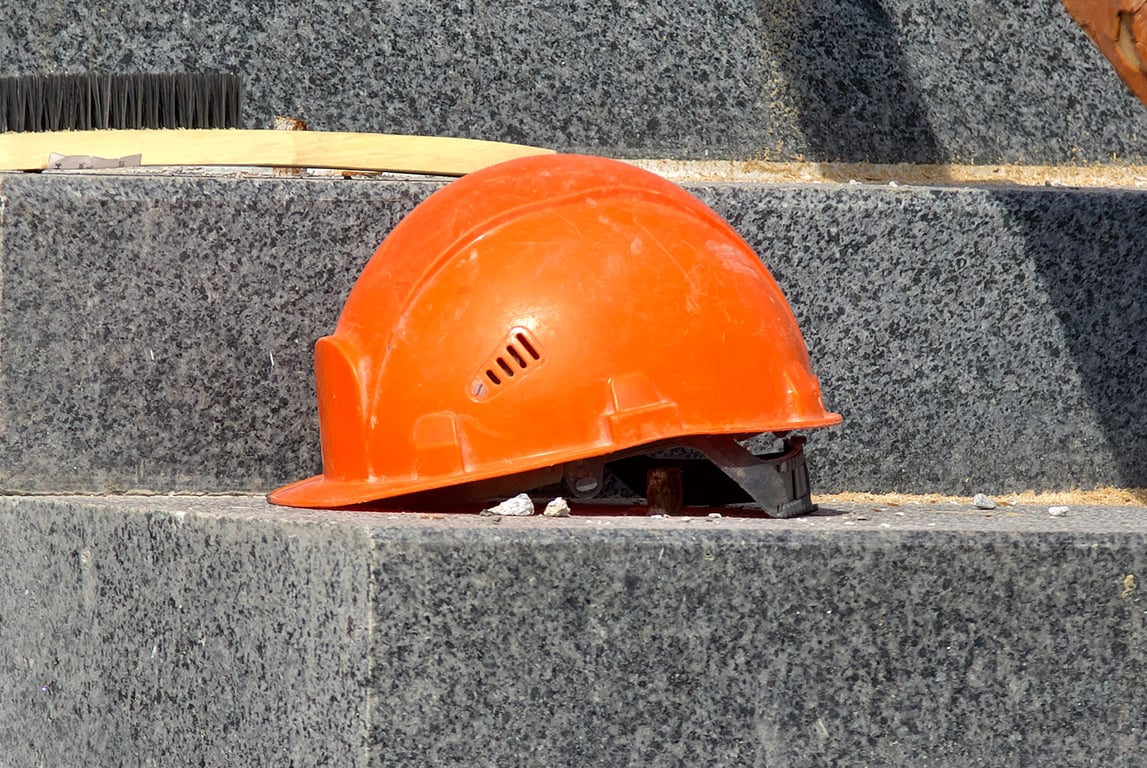 Строительная каска. Фото Сергея Серебро