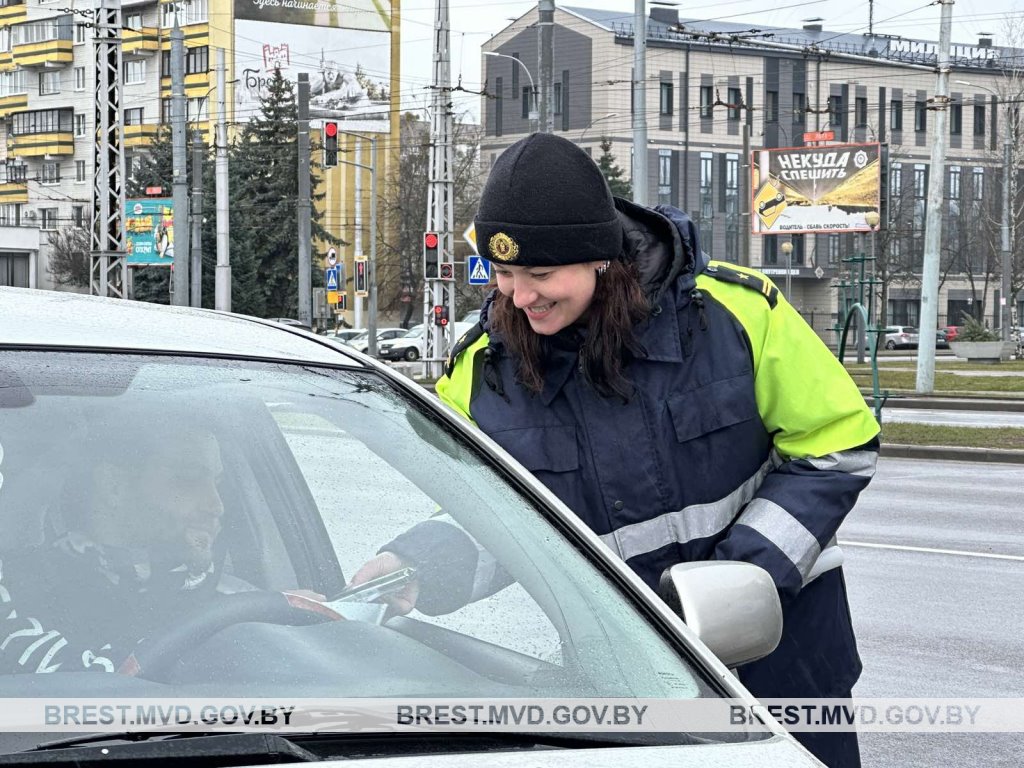 В Бресте lевушки-милиционеры поздравили водителей с 23 февраля