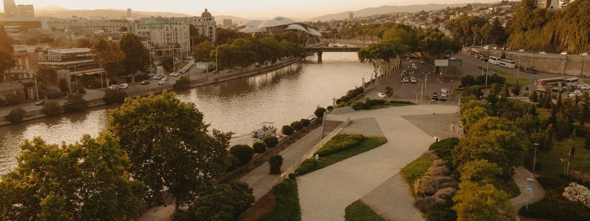 В Тбилиси прошла первая мирная ночь протестов: без столкновений, но с задержаниями